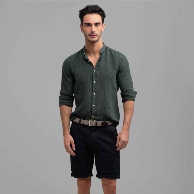 Ragazzo con camicia di lino verde con collo alla coreana e bermuda blu